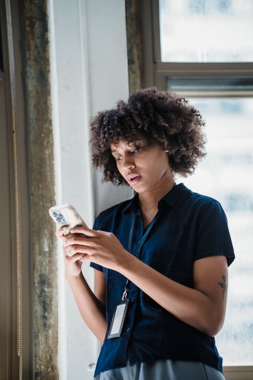 Mitarbeiterin stellt per Smartphone eine Frage an den Assistenten
