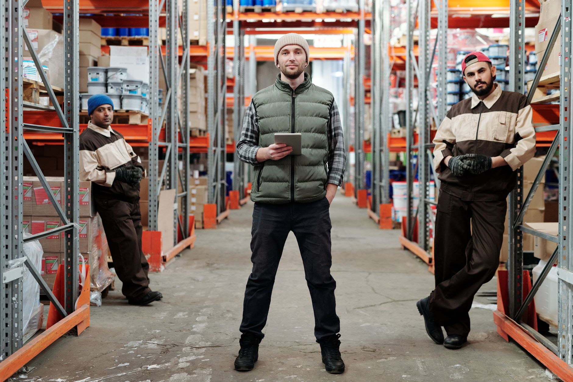 Mitarbeiter mit Tablet im Lager der Logistik
